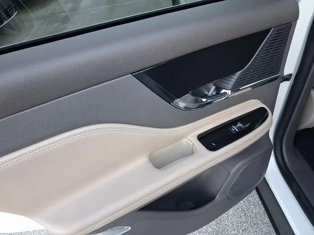 2022 Lincoln Corsair Standard photo 9