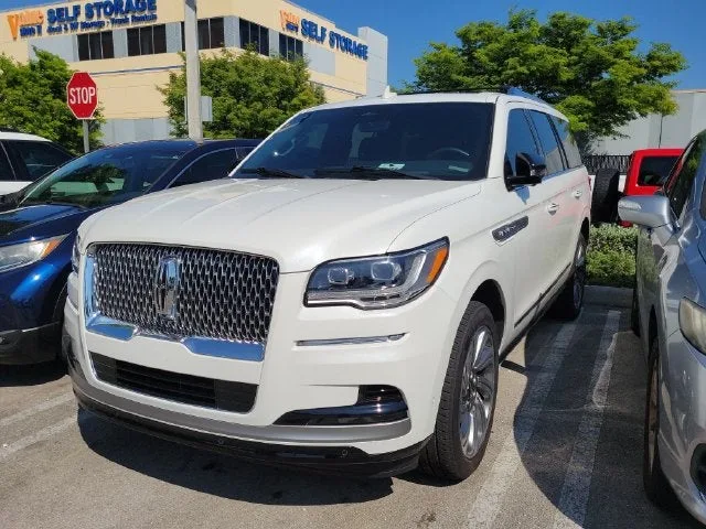 2024 Lincoln Navigator Premiere photo 3