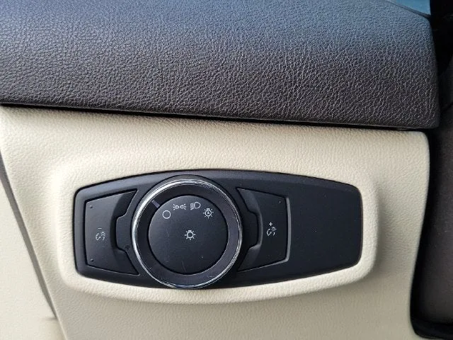 2015 Lincoln MKC Base photo 12