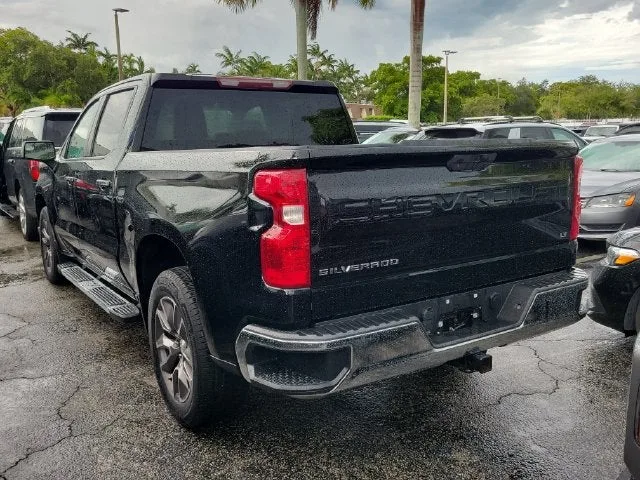 2021 Chevrolet Silverado 1500 LT photo 3