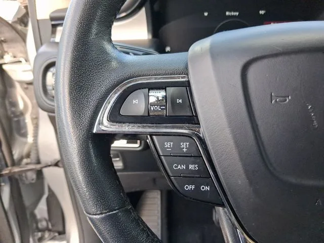 2023 Lincoln Nautilus Standard photo 17