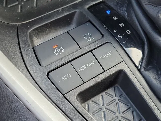 2021 Toyota RAV4 LE photo 27