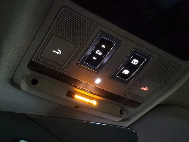 2023 Land Rover Defender 90 S photo 30