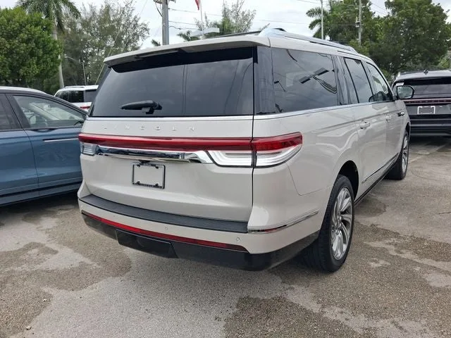 2023 Lincoln Navigator L Reserve photo 4