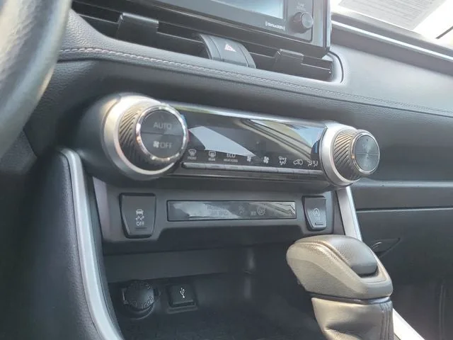 2022 Toyota RAV4 XLE photo 24