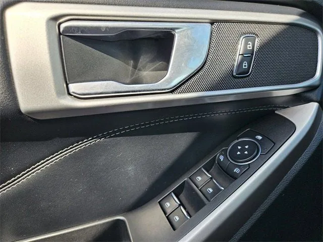 2023 Ford Explorer XLT photo 25