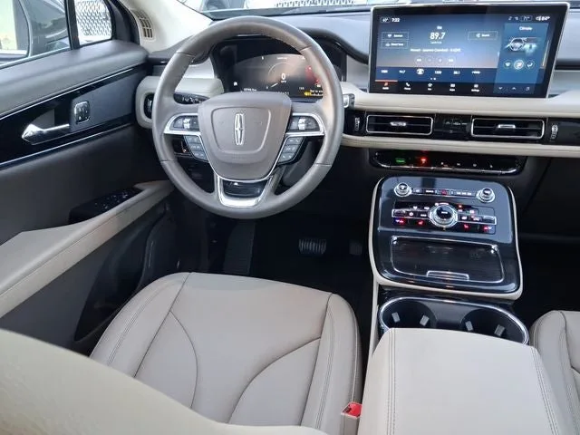2023 Lincoln Nautilus Standard photo 8
