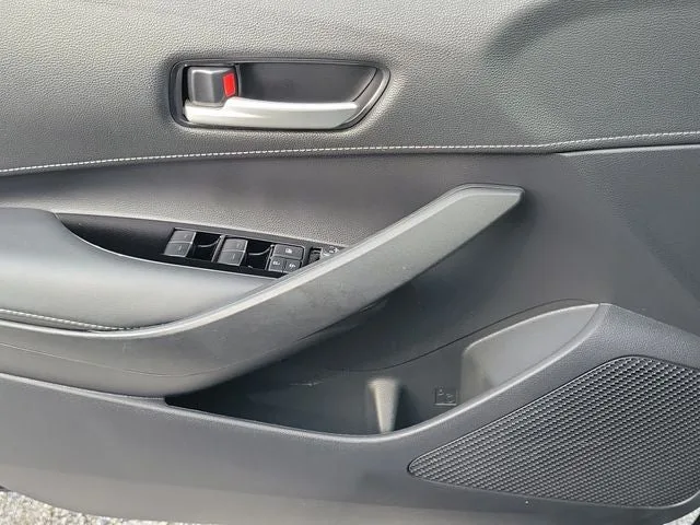 2022 Toyota Corolla Hatchback SE Nightshade Edition photo 16