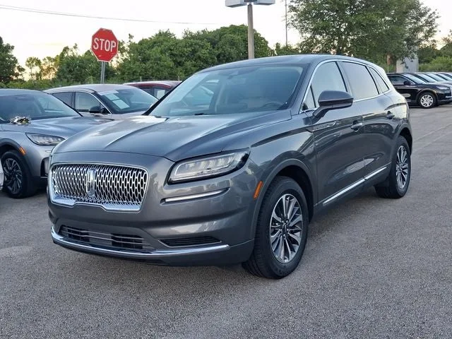 2023 Lincoln Nautilus Standard photo 2