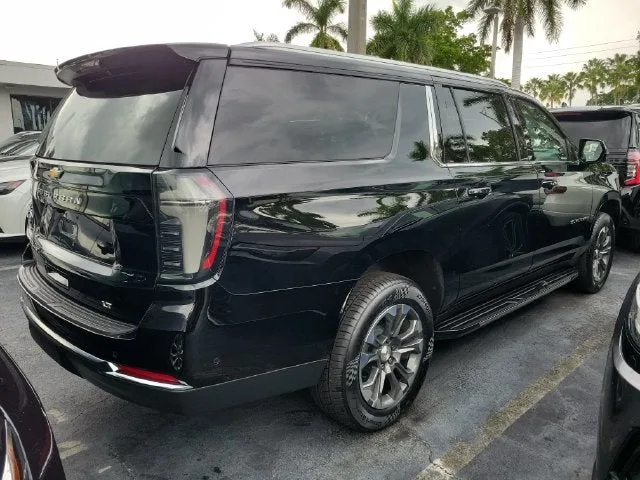 2025 Chevrolet Suburban LT photo 3