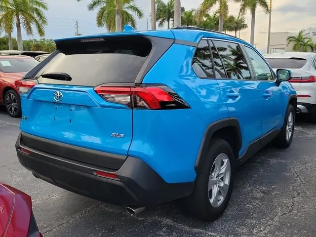 2020 Toyota RAV4 XLE photo 3