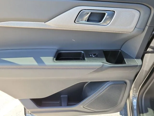2025 Ford Explorer Active photo 10
