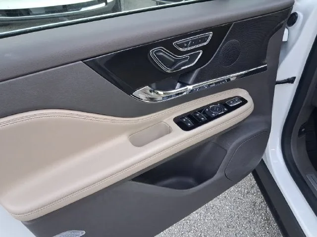 2024 Lincoln Corsair Premiere photo 12