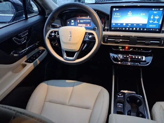 2025 Lincoln Corsair Premiere photo 8