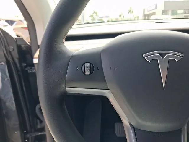 2025 Tesla Model Y Long Range photo 17