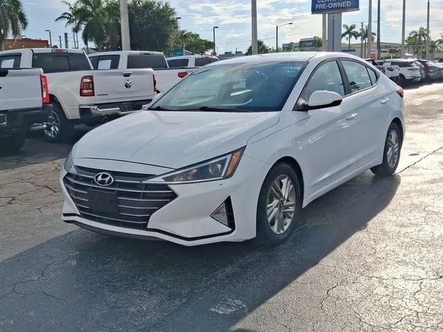 2020 Hyundai Elantra SEL photo 2