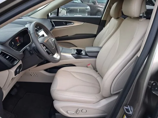2019 Lincoln Nautilus Standard photo 12