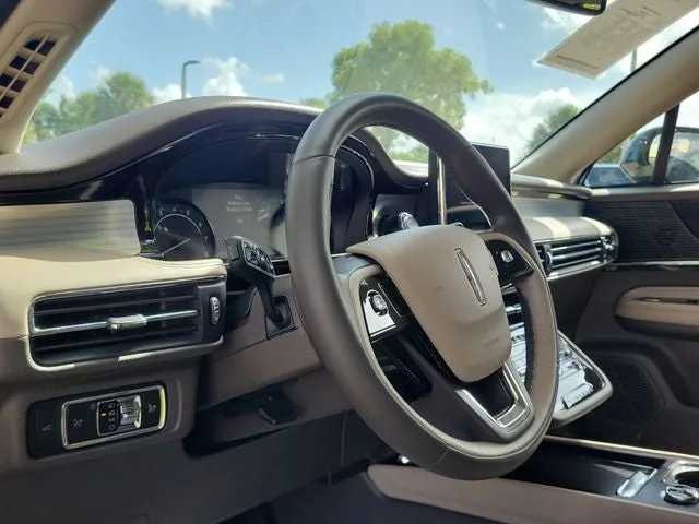 2022 Lincoln Corsair Standard photo 8
