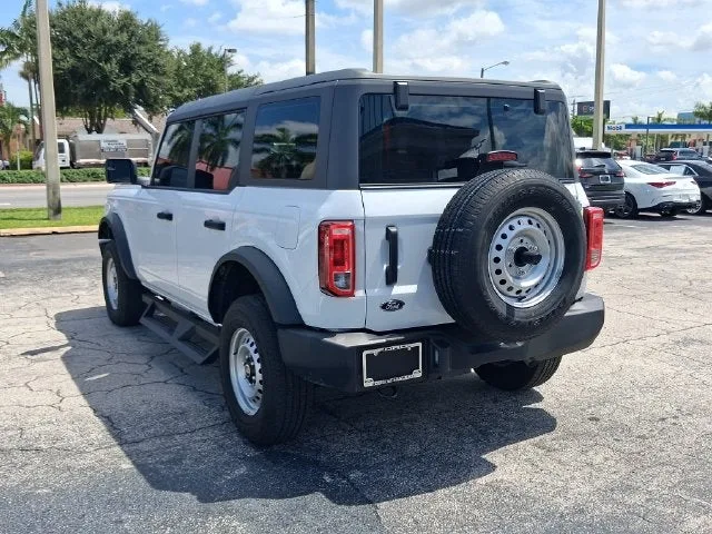 2025 Ford Bronco Base photo 3