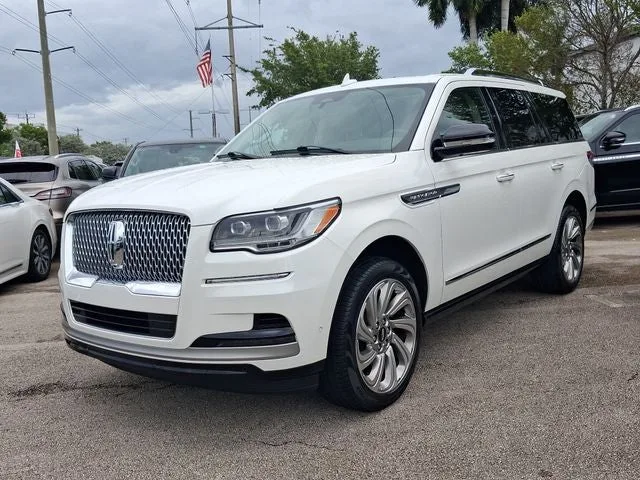 2024 Lincoln Navigator Premiere photo 2