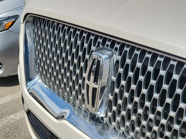 2018 Lincoln Navigator Select photo 4