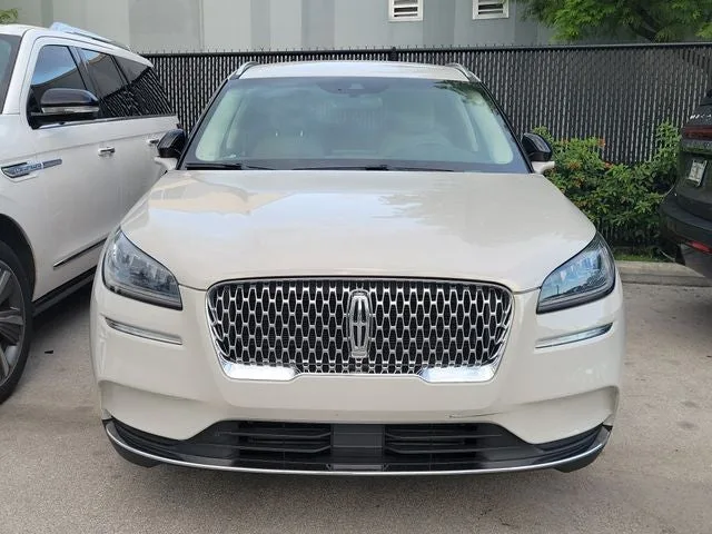 2022 Lincoln Corsair Standard photo 2