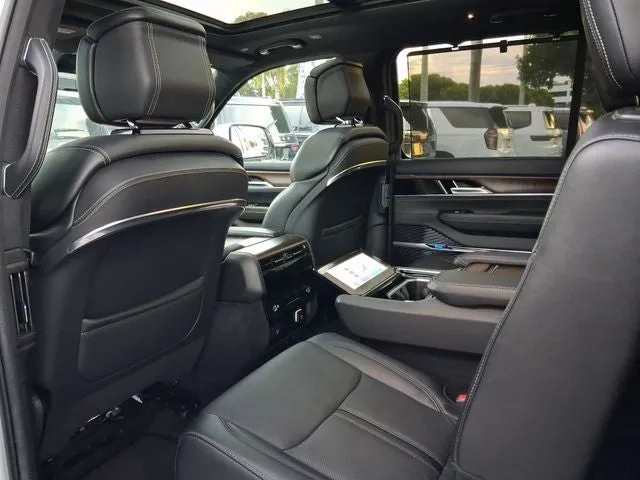 2022 Jeep Grand Wagoneer Series I photo 5