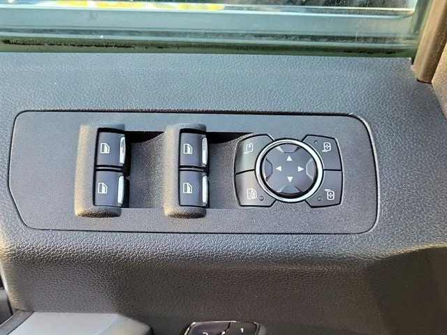 2016 Ford F-150 Platinum photo 18