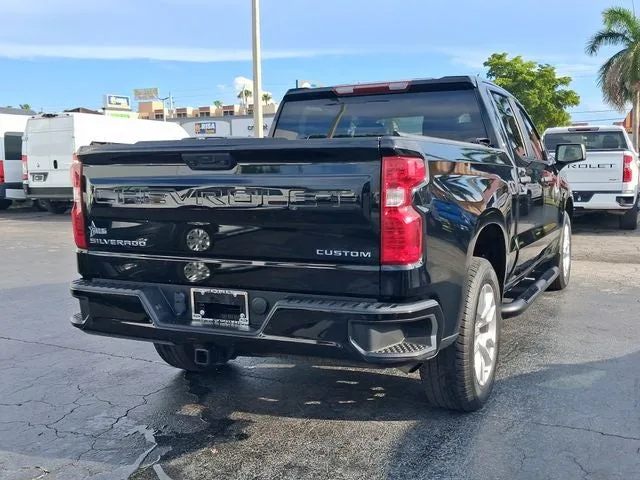 2023 Chevrolet Silverado 1500 Custom photo 4