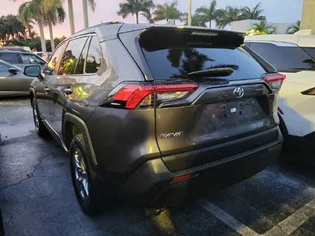 2022 Toyota RAV4 XLE photo 3