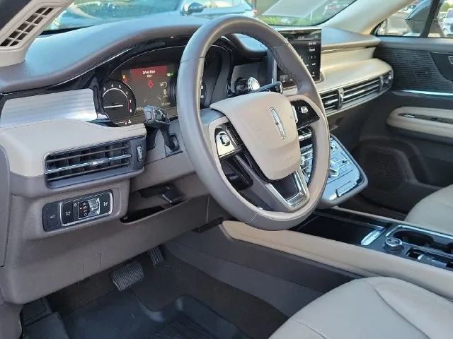2022 Lincoln Corsair Standard photo 9