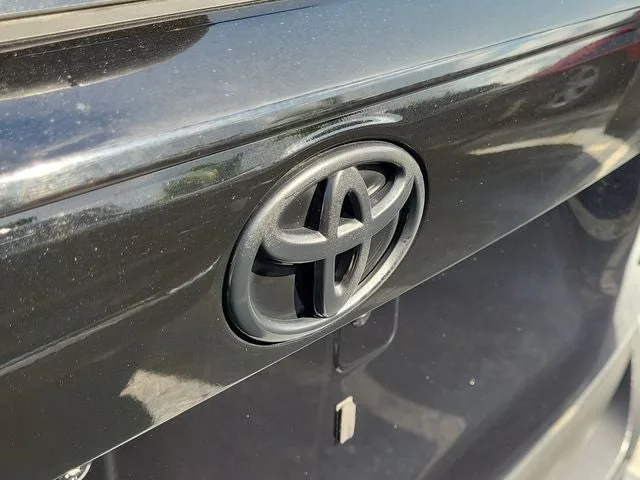 2021 Toyota RAV4 LE photo 6