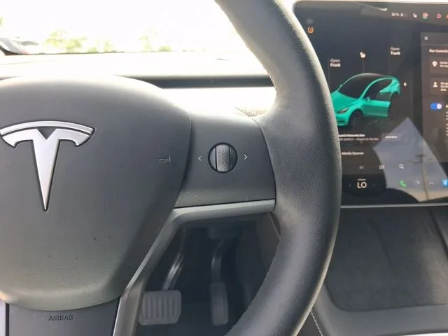 2025 Tesla Model Y Long Range photo 18