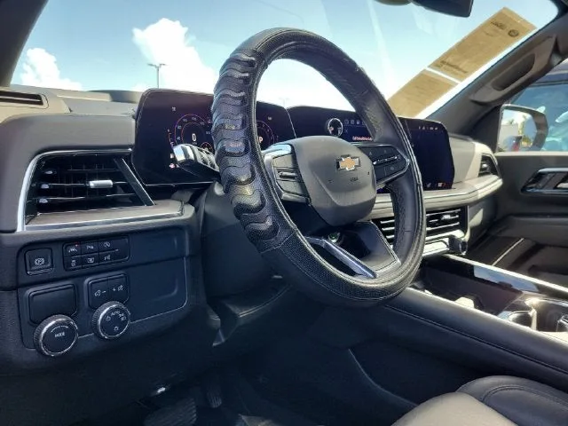 2025 Chevrolet Suburban LT photo 9