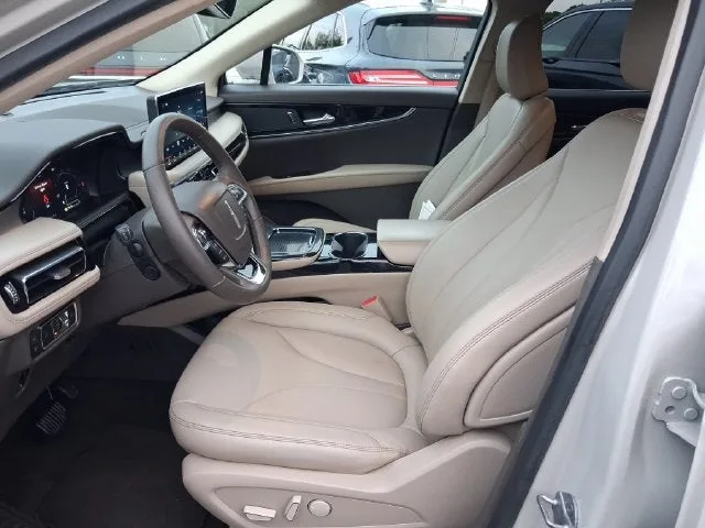 2023 Lincoln Nautilus Standard photo 12