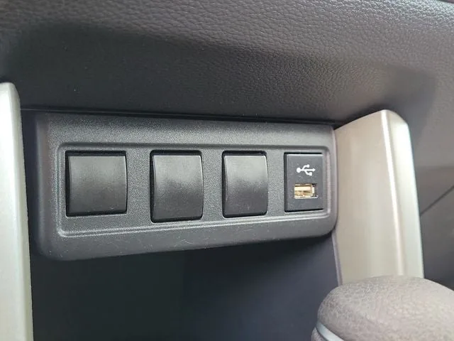 2022 Toyota Corolla Cross LE photo 23