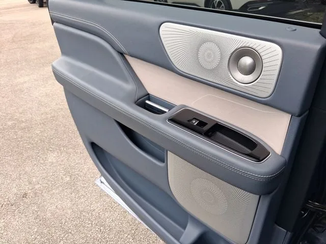 2022 Lincoln Navigator L Black Label photo 9