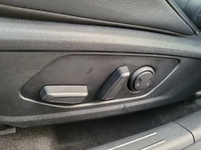 2022 Hyundai Elantra Limited photo 11