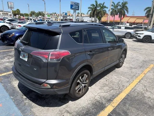 2018 Toyota RAV4 LE photo 4
