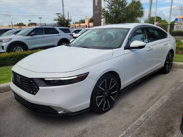 2024 Honda Accord Hybrid Touring photo 2