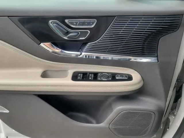 2022 Lincoln Corsair Standard photo 15