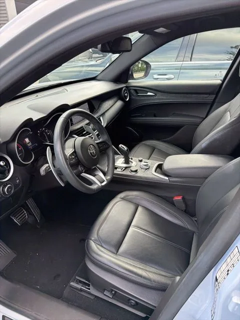 2023 Alfa Romeo Stelvio Sprint photo 3