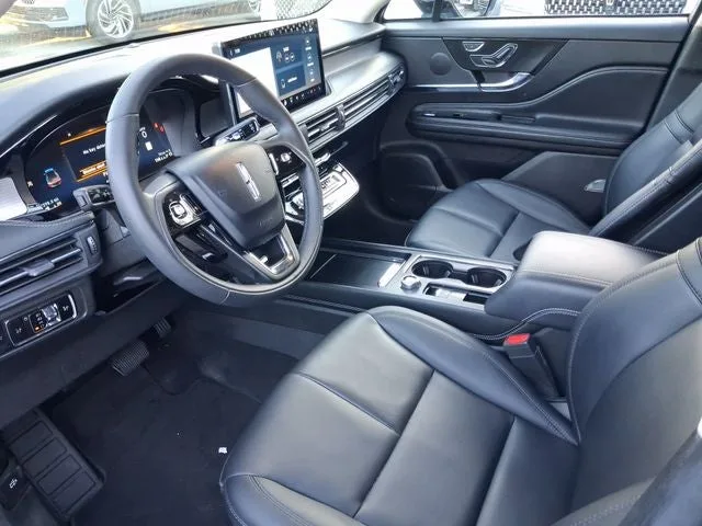 2023 Lincoln Corsair Standard photo 11
