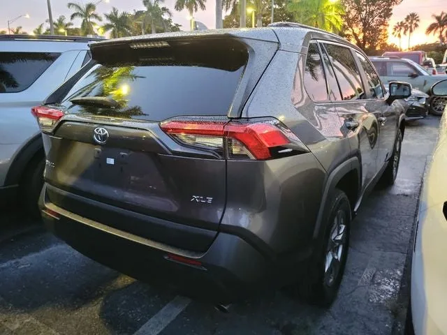 2022 Toyota RAV4 XLE photo 4
