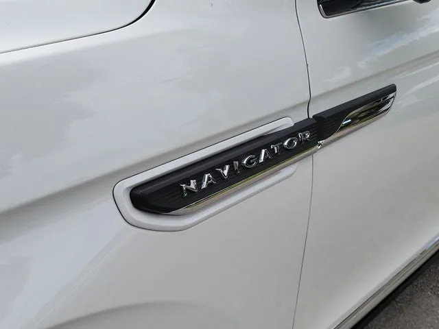 2024 Lincoln Navigator Premiere photo 3