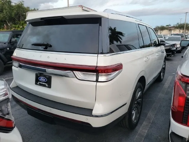 2023 Lincoln Navigator Reserve photo 4