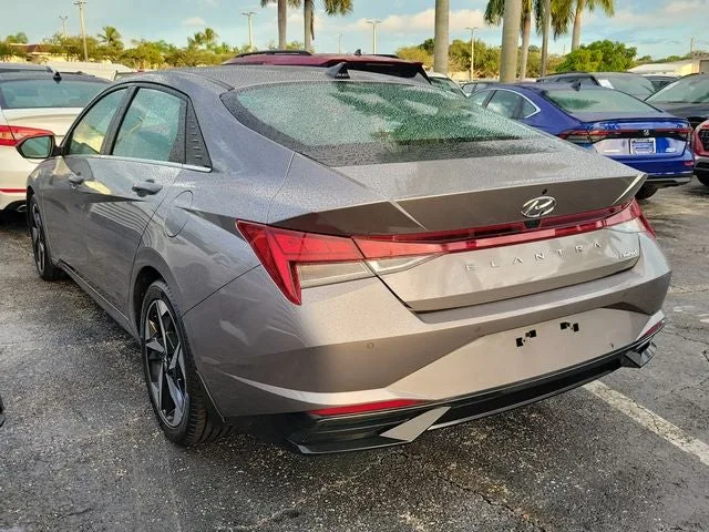 2022 Hyundai Elantra Limited photo 4