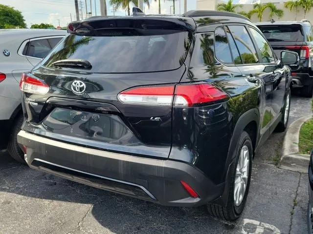 2022 Toyota Corolla Cross LE photo 3