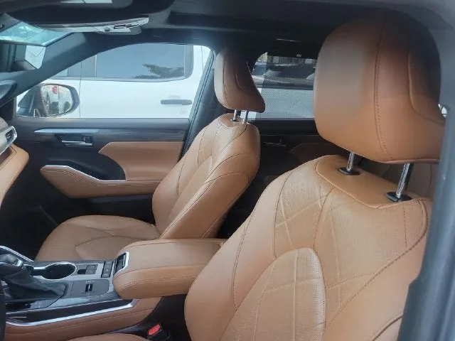 2021 Toyota Highlander Platinum photo 10