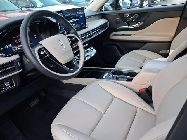 2025 Lincoln Corsair Premiere photo 11